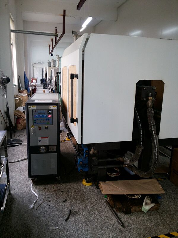 生产现场模温机图片